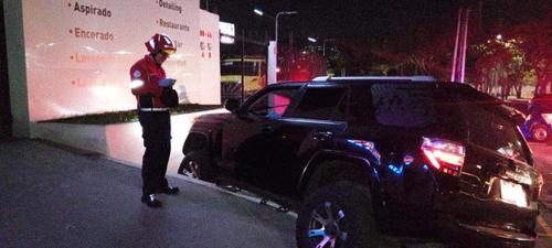 Los socorristas al llegar al lugar determinaron que la v&iacute;ctima ya hab&iacute;a perdido la vida debido a las heridas de arma de fuego que persentaba. (Foto: Bomberos Municipales)