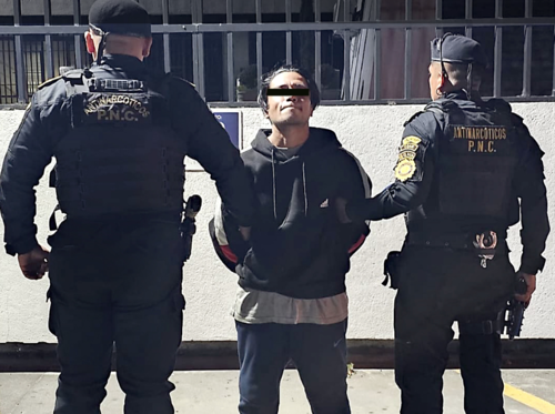 La detenci&oacute;n la efectuaron agentes antinarc&oacute;ticos de la Polic&iacute;a Nacional Civil sin imaginar que el ahora detenido era buscado por la justicia. (Foto: PNC)