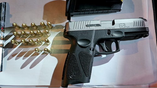 Las autoridades incautaron una pistola con su respectivo cargador conteniendo 17 municiones. (Foto: PNC)