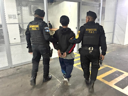 El hombre fue trasladado a Torre de Tribunales en espera de enfrentarse a la justicia. (Foto: PNC)