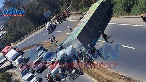 El tr&aacute;iler y el picop quedaron volcados sobre la carretera. (Foto: Pasi&oacute;n por las Noticias)