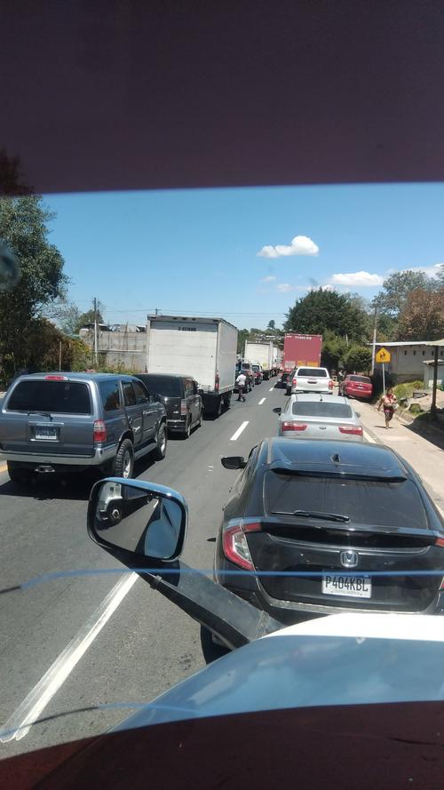 Largas filas de veh&iacute;culos se han formado tras el accidente. (Foto: Redes sociales)