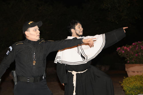 Las personas en la calle solamente pod&iacute;an ver la procesi&oacute;n a lo lejos. (Foto: H&eacute;ctor G&oacute;mez/Colaborador)