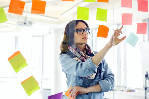 Organiza y prioriza tus tareas, esto te ayudar&aacute; a recuperar la calma. (Foto: Shutterstock) 