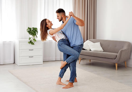 Mu&eacute;vete con tu pareja a trav&eacute;s del baile, as&iacute; cultivas la relaci&oacute;n y reduces los niveles de estr&eacute;s. (Foto: Shutterstock) 