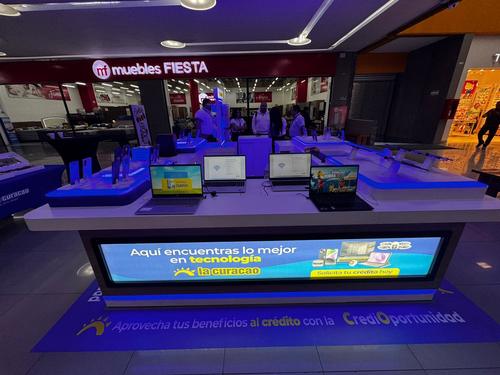 La Curacao, Centro Comercial Santa Clara, kiosco, productos, tecnolog&iacute;a, Guatemala, Soy502