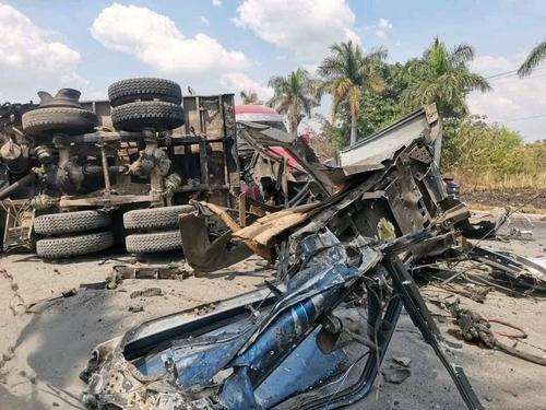 El cargamento de arena que transportaba un cami&oacute;n, qued&oacute; sobre la ruta. (Foto: redes sociales)