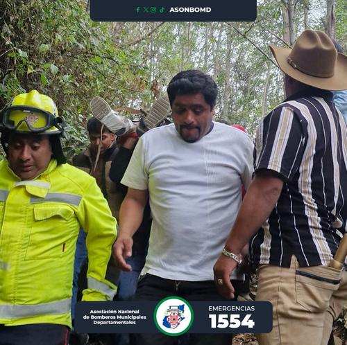 Socorristas y vecinos del sector apoyaron en el rescate de los cuerpos. (Foto: Asonbomd)