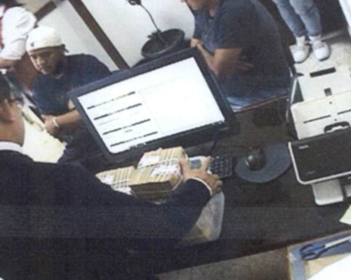 Las personas llegaban en grupo a cambiar los cheques girados por Q400 mil. (Foto: Soy502)