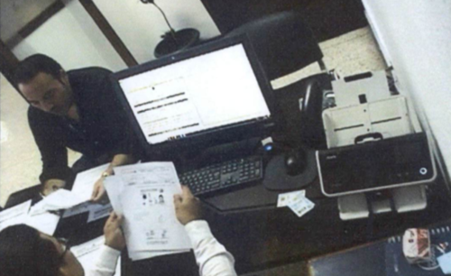 Pedro Duque en la agencia del CHN entregando copias de DPI de las personas que cambiar&iacute;an los cheques. (Foto: Soy502)