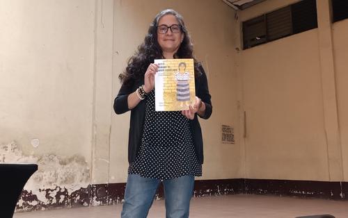 La directora del proyecto, Virinia Matute, brinda su apoyo al escritor sampedrano. (Foto: Mario Equit&eacute;/Colaborador)