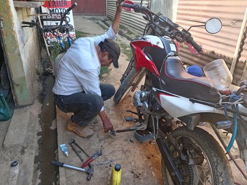 Utiliza el aceite ya desechado por el uso de la motocicleta. (Foto: Carlos Sotz/Colaborador)