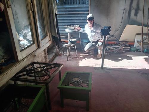 Muestra su trabajo a quien lo visite en su taller, situado en el barrio Pax&aacute;n, San Juan Comalapa. (Foto: Carlos Sotz/Colaborador)