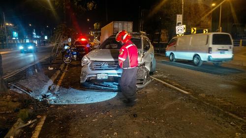 El conductor perdi&oacute; el control del veh&iacute;culo tras chocar contra un &aacute;rbol. (Foto: Bomberos Municipales)