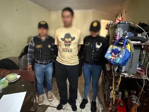 El hombre fue capturado en un domicilio de la zona 18.(Foto: Ministerio P&uacute;blico)