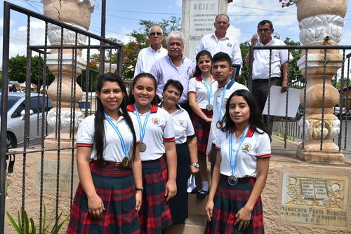 Cada a&ntilde;o, estudiantes rinden un homenaje al escritor en su natalicio. (Foto: Archivo)