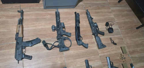 Adem&aacute;s del armamento se incautaron dos veh&iacute;culos. (Foto: Cortes&iacute;a)