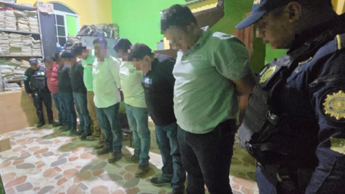 Ocho hombres fueron entregados a la PNC, tras ser se&ntilde;alados de un secuestro en San Pedro Necta. (Foto: Cortes&iacute;a) 