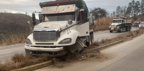 El cami&oacute;n qued&oacute; sobre el arriate central de la carretera. (Foto: ASONBOMD)