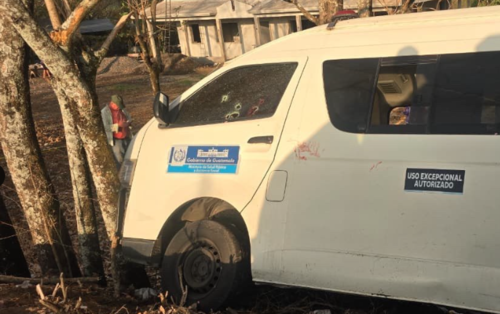 El ataque fue directo y los impactos quedaron evidenciados en la ventana del piloto. (Foto: ASONBOMD)