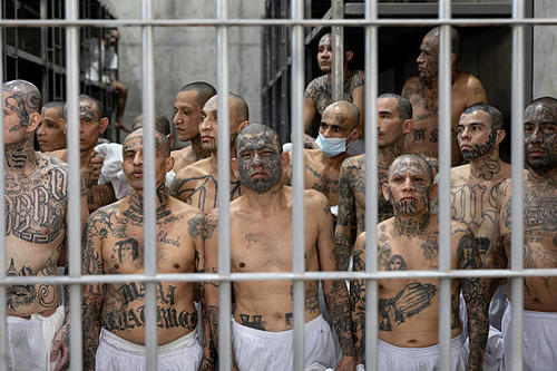 En El Salvador, el r&eacute;gimen de excepci&oacute;n ha dejado 91,500 detenidos sin orden judicial, acusados de ser pandilleros o c&oacute;mplices de estos. (Foto: Getty Images)