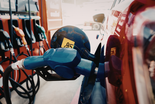 El precio de los combustibles depende de tendencias internacionales e impacta la econom&iacute;a local. (Foto: Canva/Soy502)