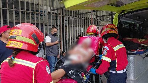 Fue auxiliada por los Bomberos Municipales en la 20 avenida y 4a calle de la zona 6.  (Foto: CMB)