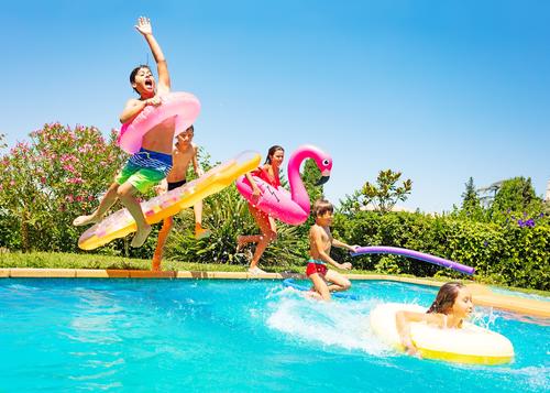 Ens&eacute;&ntilde;ales a respetar las reglas de la piscina para que la diversi&oacute;n contin&uacute;e. (Foto: Shutterstock)