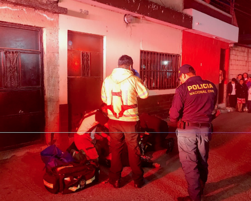 Los socorristas trasladaron a la mujer al Hospital San Juan de Dios, donde minutos despu&eacute;s perdi&oacute; la vida. (Foto: Jorge Sent&eacute;/Colaborador)