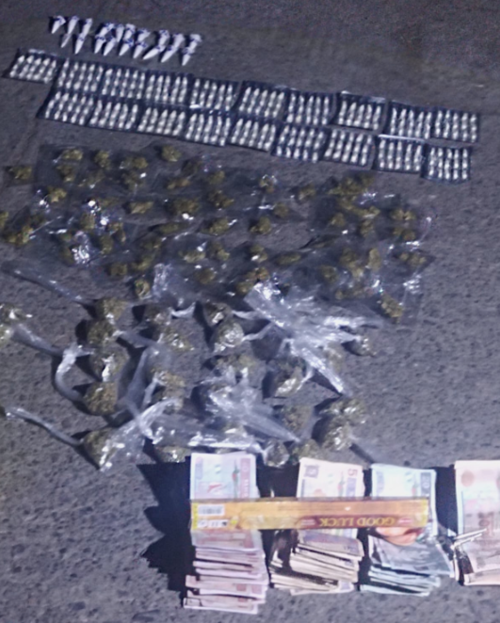 Entre las sustancias encontradas dentro de la bolsa se encontraban colmillos de coca&iacute;na y blister con crack. (Foto: PNC)