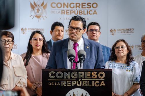 Conferencia de diputados oficialistas para dar a conocer la iniciativa que pretende otorgar un subsidio debido al costo de los combustibles. (Foto: X/Soy502)