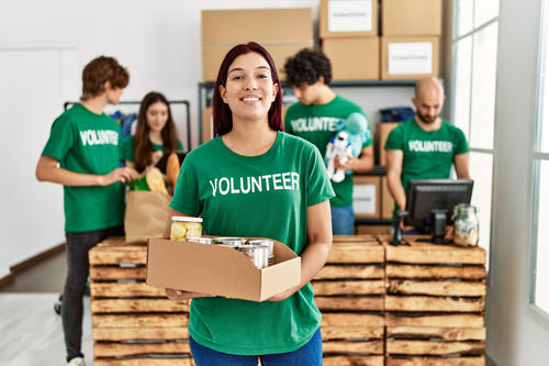 Ayudar a los dem&aacute;s te ayuda a sentirte mejor y ser m&aacute;s feliz. (Foto: Shutterstock)