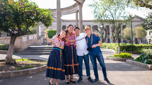 Mantenerse cerca de tus amigos y seres queridos forma parte de ser m&aacute;s feliz. (Foto: Shutterstock)