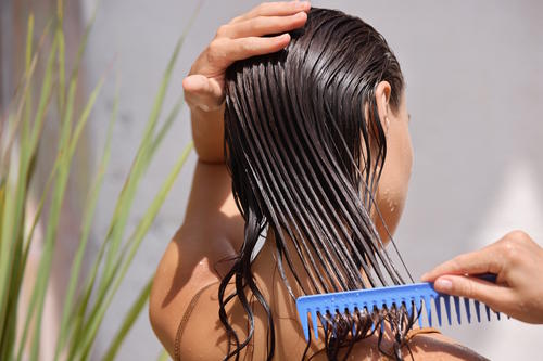 El uso de cremas para peinar ayuda a hidratar el pelo en el verano. (Foto: Shutterstock)