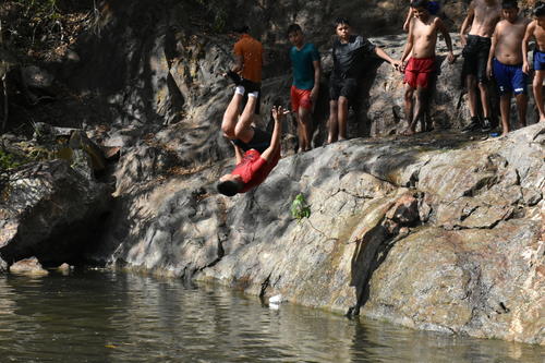 Los m&aacute;s atrevidos aprovechan para lanzarse clavados. (Foto: Nehem&iacute;as Guti&eacute;rrez/Colaborador)
