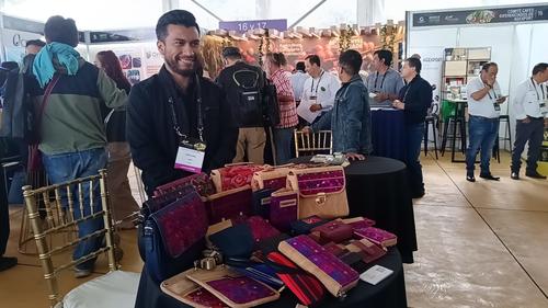 La creatividad de productos t&iacute;picos guatemaltecos con elementos como caucho, tambi&eacute;n se observ&oacute; durante el Agritrade 2026. (Foto: J&eacute;ssica Osorio/Soy502)