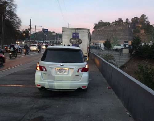 Los veh&iacute;culos pudieron movilizare fuera de la v&iacute;a para no obstruir el flujo vial. (Foto: PMT)