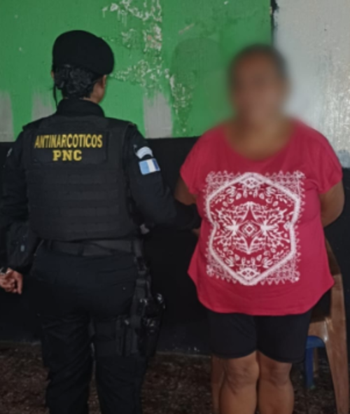 La mujer fue puesta a disposici&oacute;n de la justicia junto a otro hombre por incurrir al narcomenudeo. (Foto: PNC)
