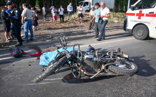 Junto a la escena qued&oacute; la motocicleta y el casco de seguridad de la docente. (Foto: &Aacute;ngel Revolorio/Claborador)