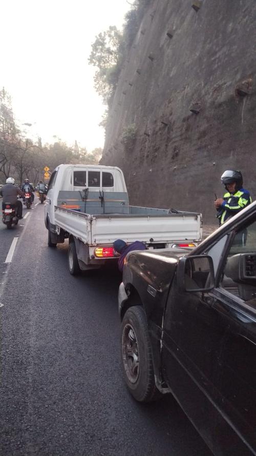 Otro veh&iacute;culo prest&oacute; apoyo para movilizar el carro averiado. (Foto: PMT)