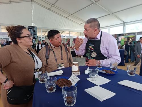 El Coffee Trade se constituy&oacute; como un punto de encuentro para catar el producto guatemalteco. (Foto: J&eacute;ssica Osorio/Soy502)