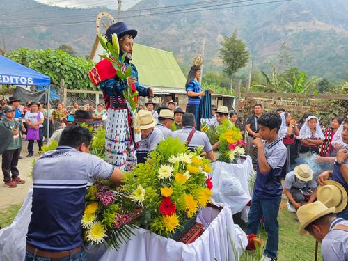 Las im&aacute;genes fueron llevadas en procesi&oacute;n. (Foto: Alfonso Gu&aacute;rquez/Colaborador)