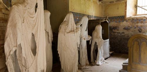 Las estatuas simulan las oraciones de las almas en una misa eterna. (Foto: Cortes&iacute;a clarin.com)