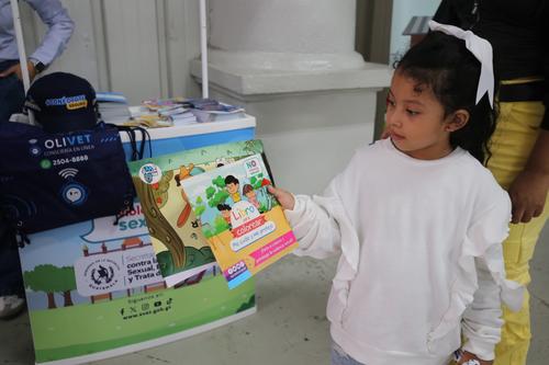 Desde el oficialismo se plantea una regulaci&oacute;n centrada en la protecci&oacute;n de menores frente a riesgos digitales. (Foto: SVET)