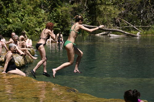 Miles de turistas se aventuran en Semuc Champey cada a&ntilde;o. (Foto: Archivo)