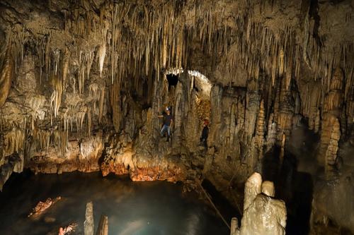 Las Grutas del Rey Marcos ofrecen recorridos guiados entre formaciones rocosas y r&iacute;os subterr&aacute;neos. (Foto: Grutas del Rey Marcos)