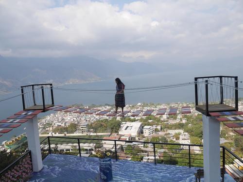 Los m&aacute;s audaces se animan a pasar por el puente colgante. (Foto: Alfonso Gu&aacute;rquez/Colaborador)