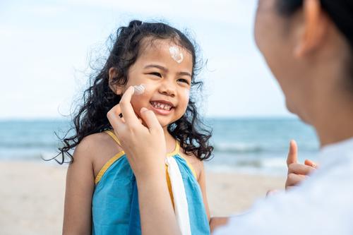 Los protectores deben aplicarse en todo el cuerpo si hay exposici&oacute;n prolongada al sol. (Foto: Shutterstock)