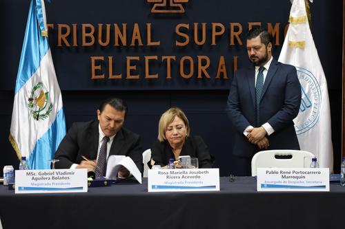 Traspaso de mando de la presidencia del TSE entre Gabriel Aguilera (saliente) y Rosa Rivera (entrante). (Foto: TSE/Soy502)