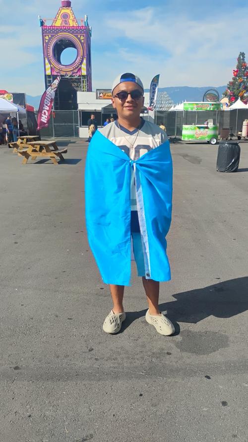 El hijo de migrantes, Alan G&oacute;mez, lleg&oacute; a la arena con su bandera bicolor listo para apoyar con todo a L&eacute;ster. (Foto: Luis Kezzer / Nuestro Diario) 